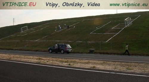 Vtipné a srandovní obrázky s textem - zajímavé fotbalové hřiště